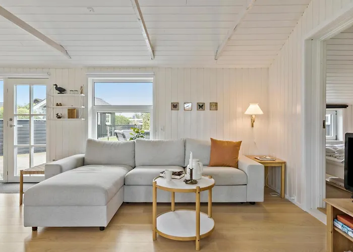Casa vacanze Lovely In With Kitchen